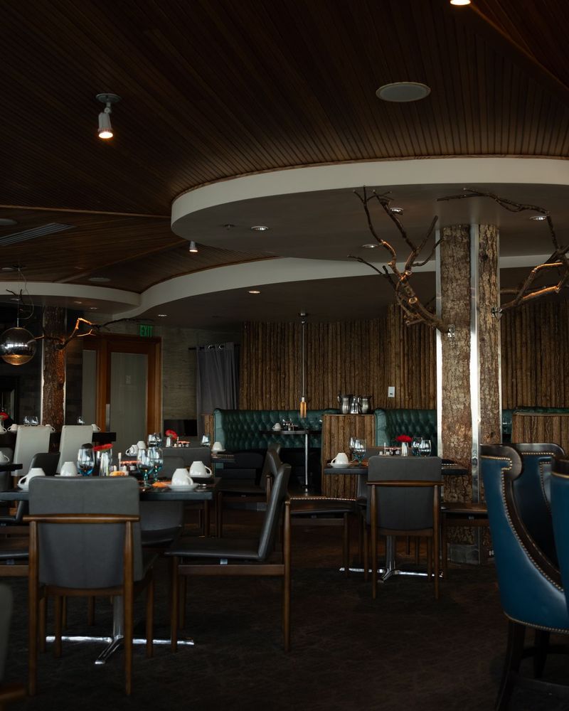 Elegant inredd restaurangmiljö med dukade bord