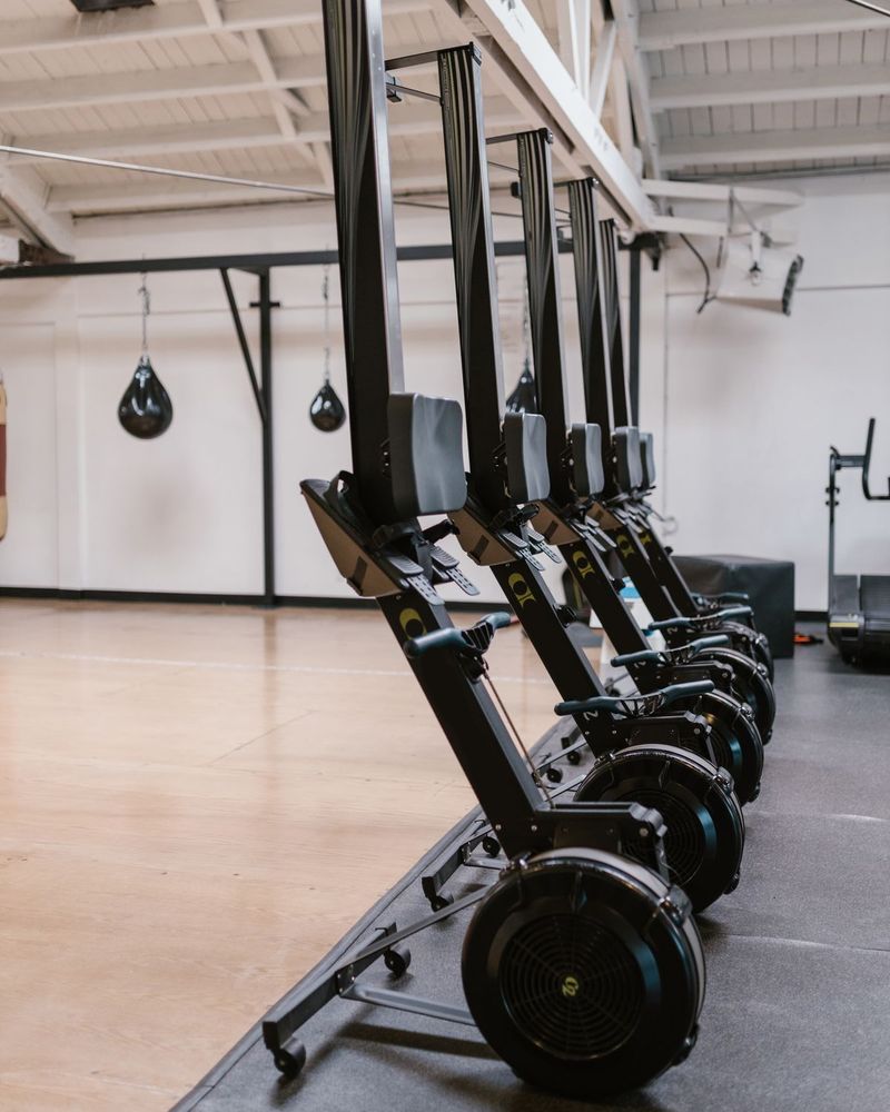 Interiör i ett modernt gym med en rad träningsmaskiner